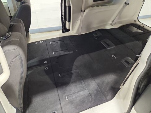 Used 2023 Chrysler Voyager LX FWD image 19