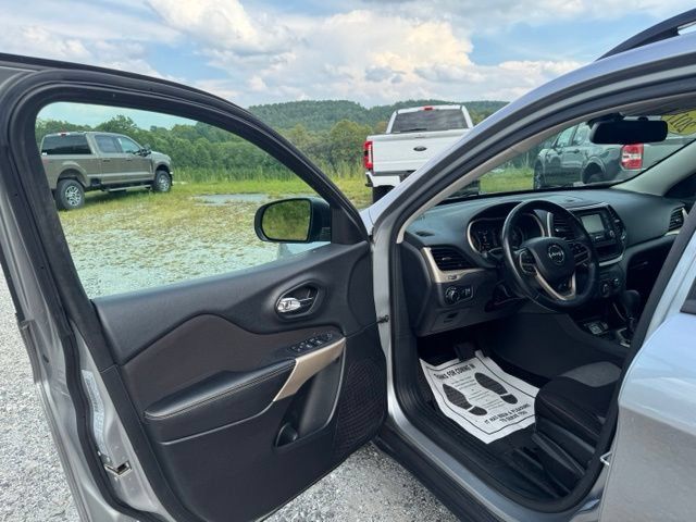 Used 2017 Jeep Cherokee Sport FWD image 12