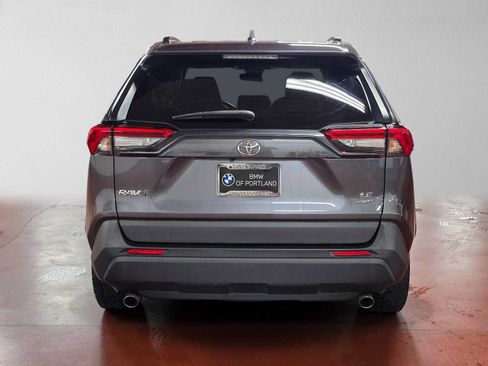 Used 2021 Toyota RAV4 LE AWD/4WD image 4