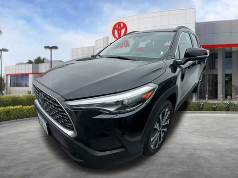 Certified 2025 Toyota Corolla Cross XLE FWD image 3