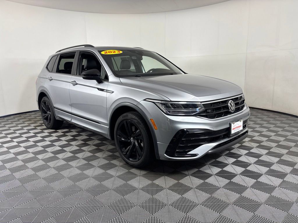 Used 2023 Volkswagen Tiguan SE R-Line AWD/4WD image 17
