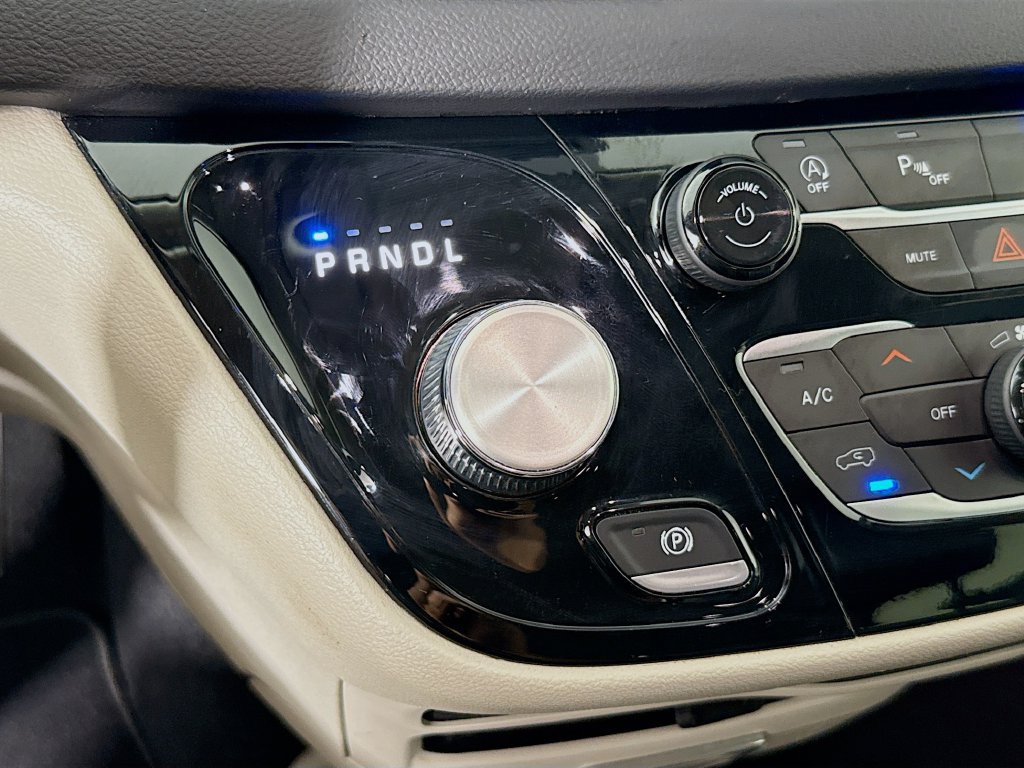 Used 2022 Chrysler Pacifica Touring-L FWD image 16
