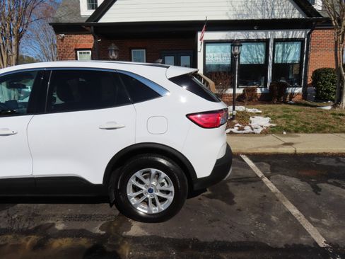 Used 2022 Ford Escape SE image 4