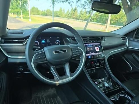 Used 2023 Jeep Grand Cherokee Limited w/ Black Appearance Package AWD/4WD image 10