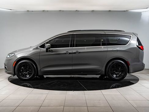 Used 2022 Chrysler Pacifica Touring-L FWD image 5