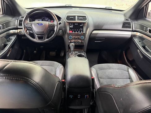 Used 2018 Ford Explorer XLT w/ Equipment Group 202A FWD image 32