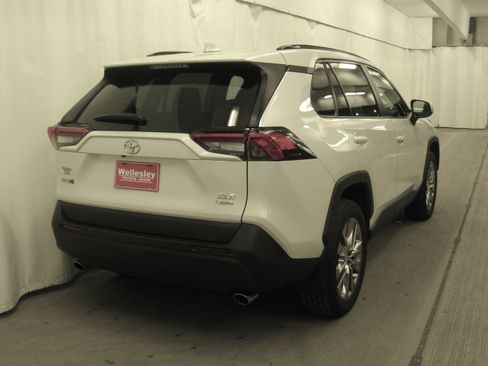 Used 2021 Toyota RAV4 XLE Premium image 7