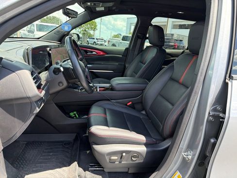 Used 2024 Chevrolet Traverse RS FWD image 16