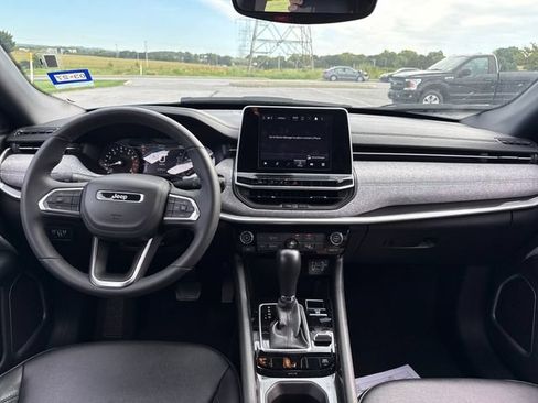 Used 2025 Jeep Compass Latitude AWD/4WD image 21