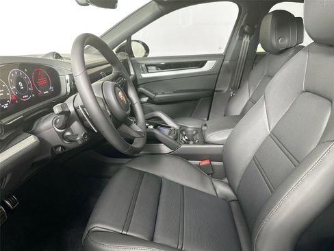 Certified 2026 Porsche Cayenne Coupe AWD/4WD image 5