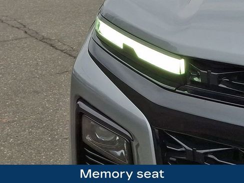 Used 2025 Chevrolet Traverse RS image 12