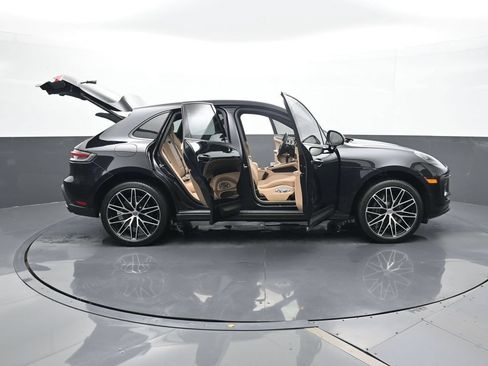 Certified 2025 Porsche Macan AWD/4WD image 34
