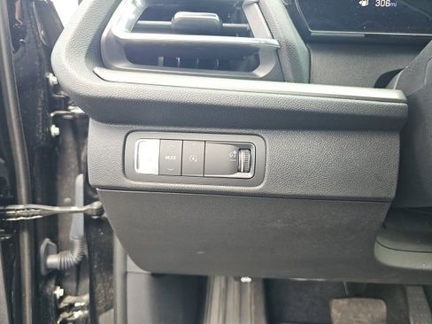 Used 2025 Chevrolet Traverse LT image 42