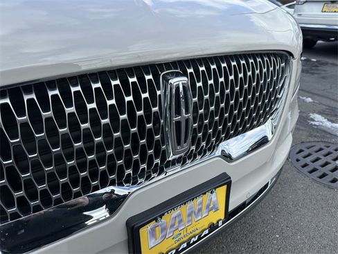 Certified 2023 Lincoln Aviator Standard w/ Premium Package image 10
