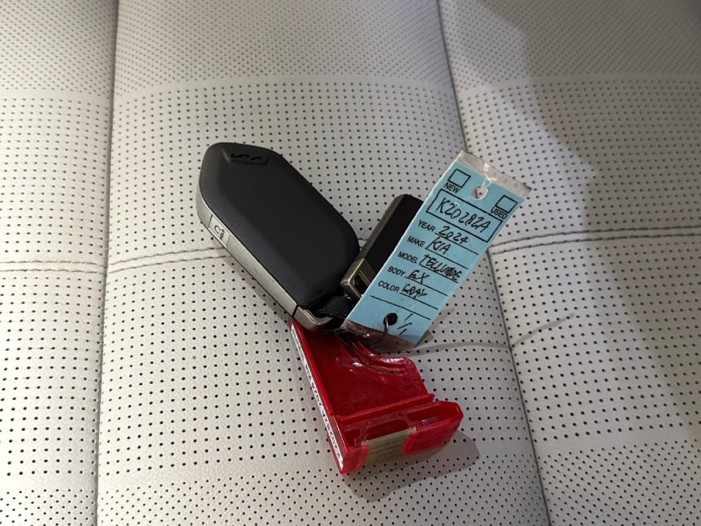Certified 2024 Kia Telluride EX w/ EX Captain's Chair Package FWD image 32