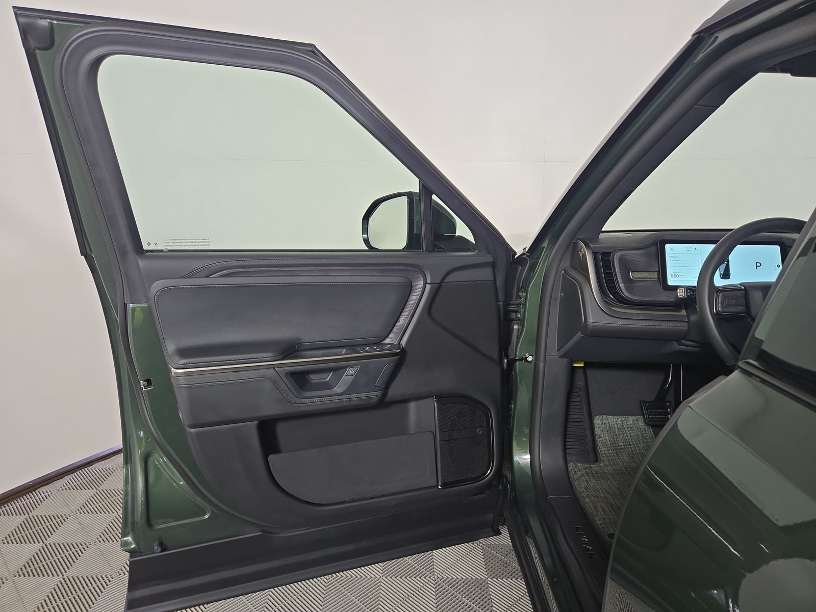 Used 2025 Rivian R1S Adventure Dual AWD/4WD image 16