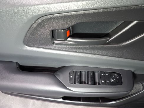 Used 2025 Toyota Prius LE FWD image 9