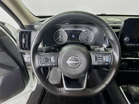 Used 2024 Nissan Pathfinder SV image 11