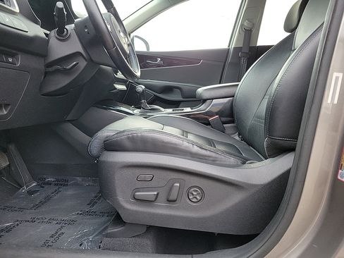 Used 2016 Kia Sorento SX image 16