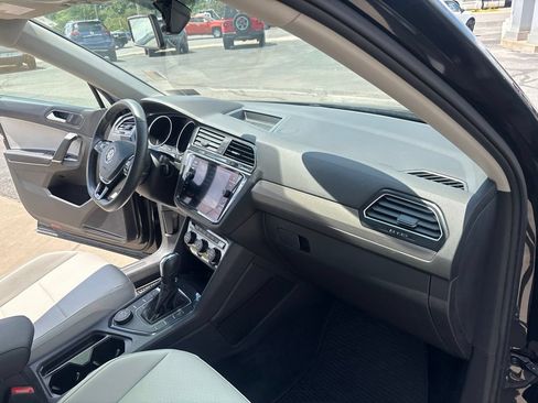 Used 2020 Volkswagen Tiguan SE w/ Panoramic Sunroof Package AWD/4WD image 32