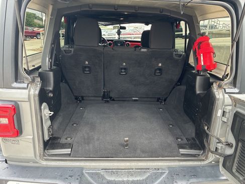 Used 2019 Jeep Wrangler Unlimited Rubicon w/ LED Lighting Group AWD/4WD image 5