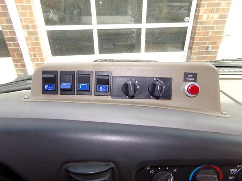 Used 2001 Chevrolet Express 3500 image 21