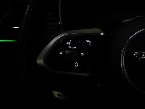 Used 2024 Jaguar F-PACE SVR image 40