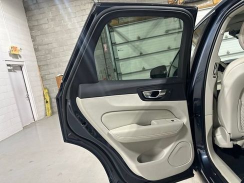 Used 2021 Volvo XC60 T6 Momentum AWD/4WD image 12