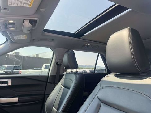 Used 2022 Ford Explorer XLT w/ Equipment Group 202A AWD/4WD image 23