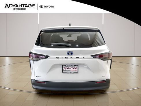 Used 2025 Toyota Sienna LE FWD image 6
