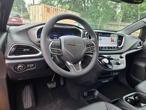 Used 2025 Chrysler Pacifica Select FWD image 15