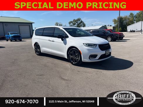 New 2026 Chrysler Pacifica Select image 8