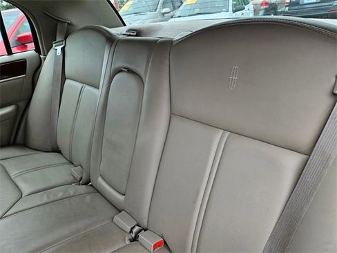 Used 2005 Lincoln Town Car Signature Limited image 14