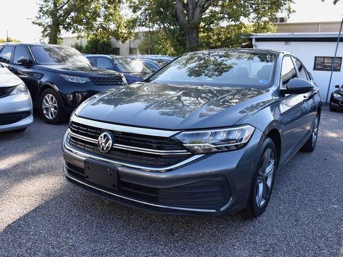 Used 2024 Volkswagen Jetta SE FWD image 2
