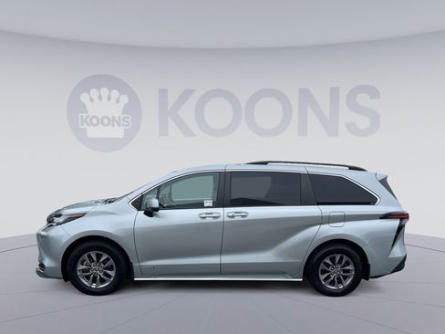 Used 2021 Toyota Sienna LE FWD image 2