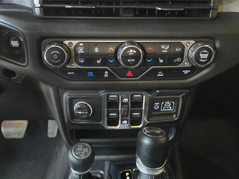 Used 2024 Jeep Wrangler Unlimited w/ Convenience Group AWD/4WD image 21