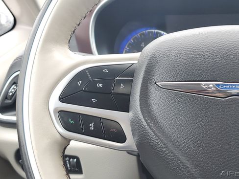 Used 2019 Chrysler Pacifica Limited w/ Tire & Wheel Group FWD image 21