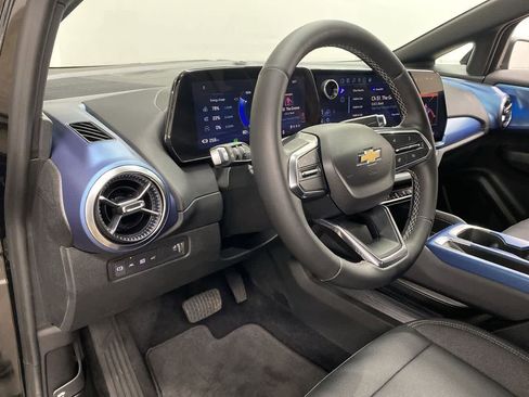 Used 2025 Chevrolet Equinox EV LT w/ Convenience Package image 3