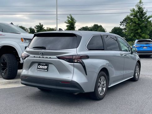 Used 2025 Toyota Sienna LE FWD image 7