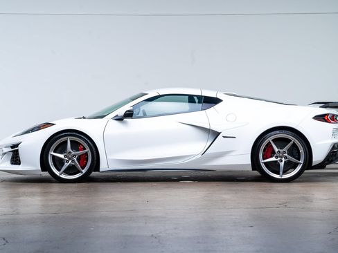 Used 2025 Chevrolet Corvette E-Ray AWD/4WD image 5