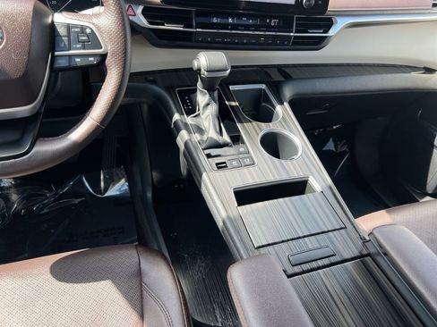 Used 2024 Toyota Sienna Platinum image 31