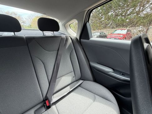 Used 2025 Kia K4 LXS image 36