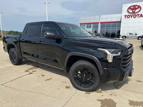 Used 2022 Toyota Tundra SR5 w/ SR5 Convenience Package AWD/4WD image 2
