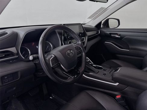 Used 2020 Toyota Highlander XLE image 13