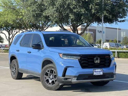 Used 2025 Honda Pilot TrailSport image 2