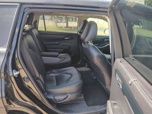 Used 2023 Toyota Highlander XLE AWD/4WD image 16