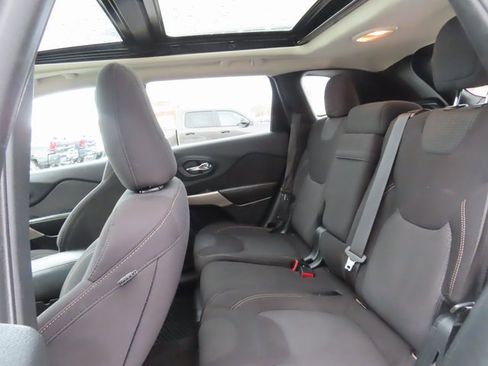 Used 2018 Jeep Cherokee Latitude w/ Comfort & Convenience Group image 21