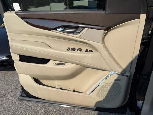 Used 2016 Cadillac Escalade Luxury AWD/4WD image 33