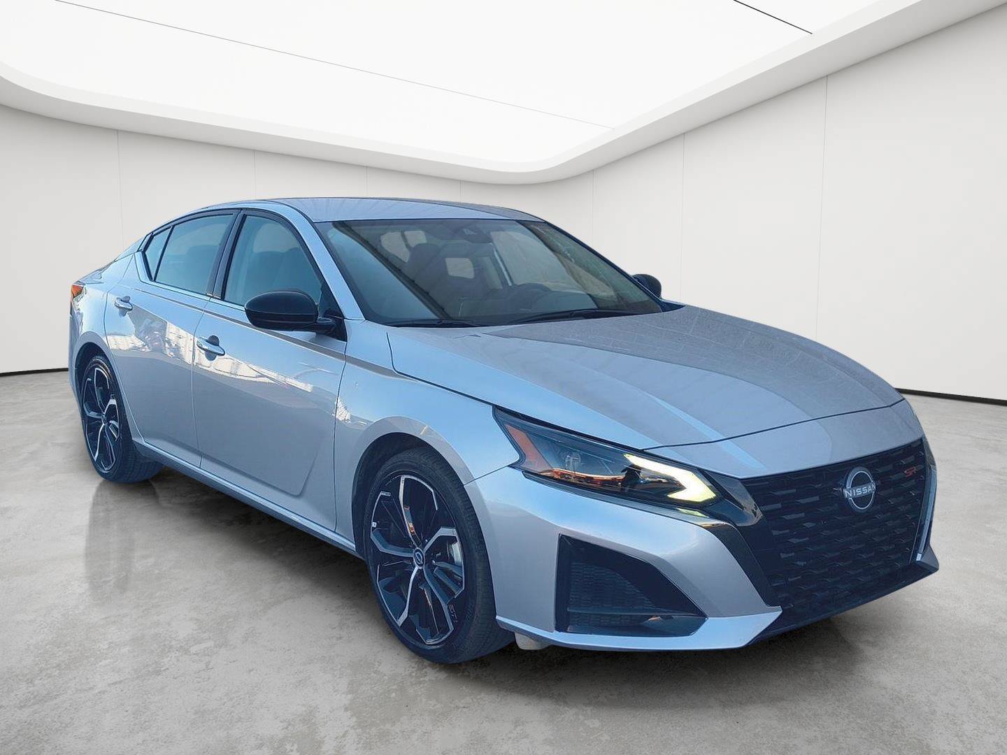Used 2025 Nissan Altima 2.5 SR FWD image 3
