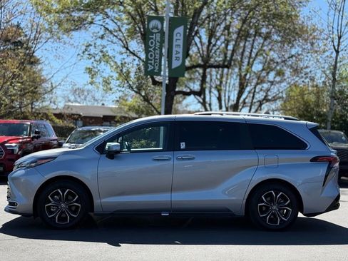 Used 2025 Toyota Sienna Platinum AWD/4WD image 2